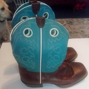 Nice womens 5.5 Ariat boots turquoise